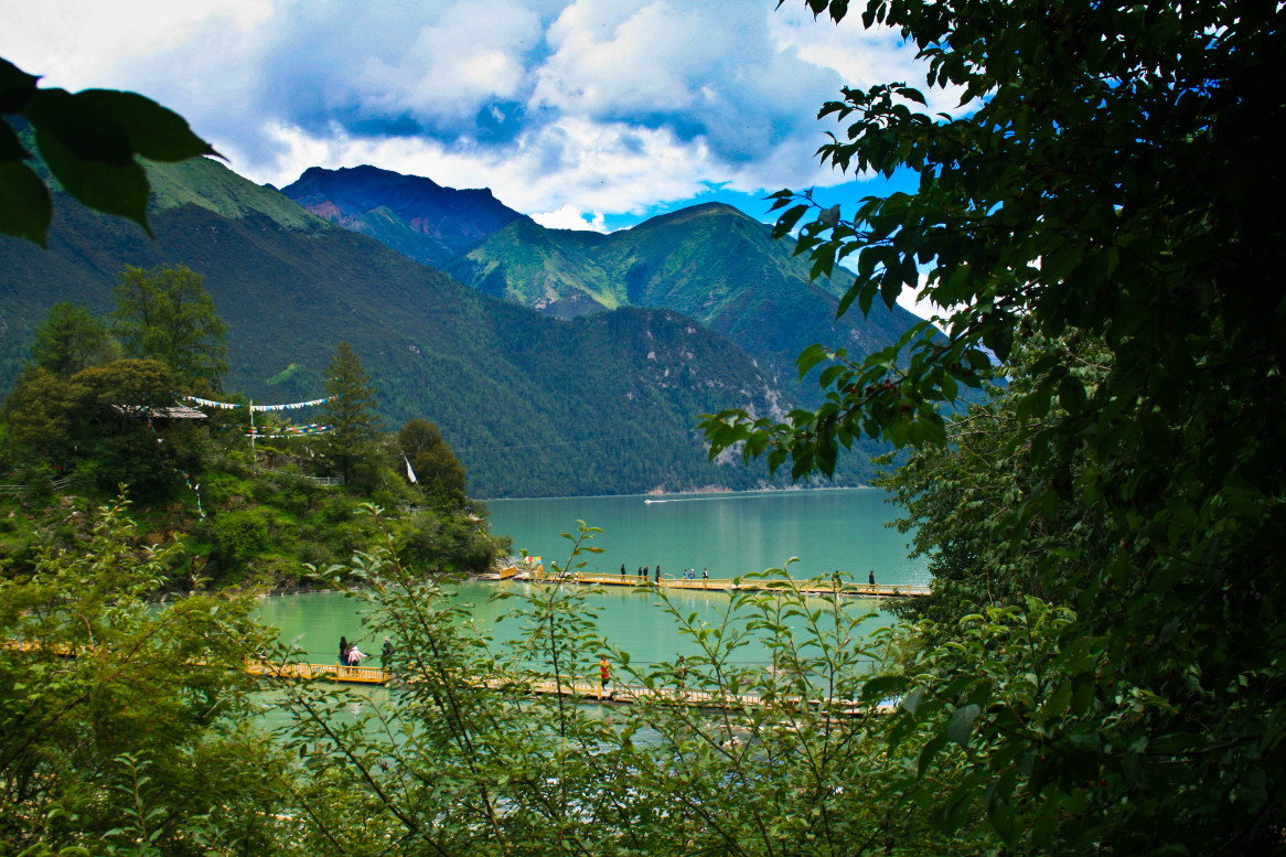 扎西岛上经幡飞扬,已有1500年历史 巴松措