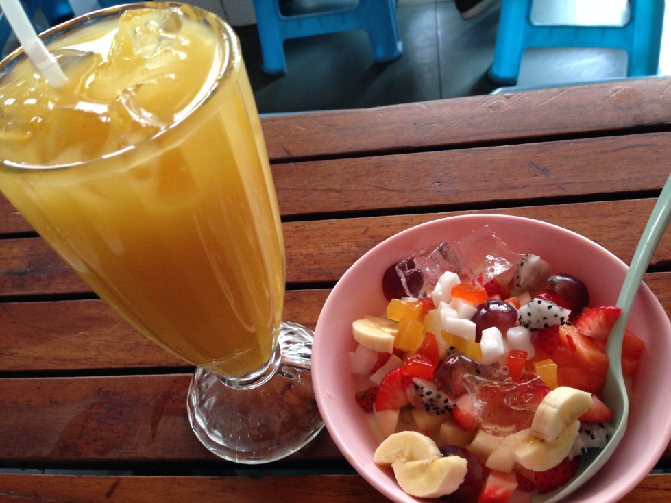 晚饭又来步步冷饮店,瑞丽的缅甸和傣味小吃最多! 步步冷饮店