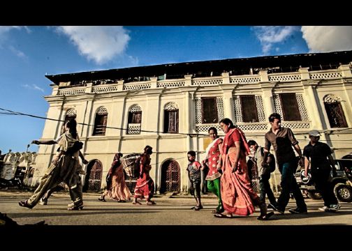 庙宇前的来往的人群,女子都穿着典型的精美纱丽.