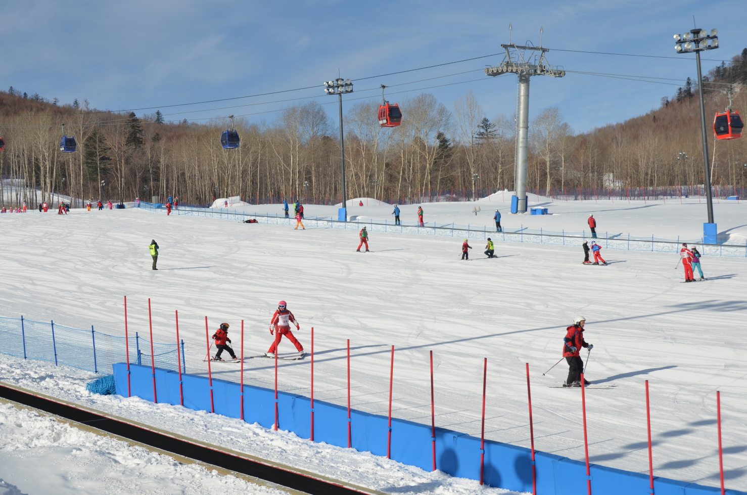 滑雪场上的初学者 长白山万达度假区滑雪场
