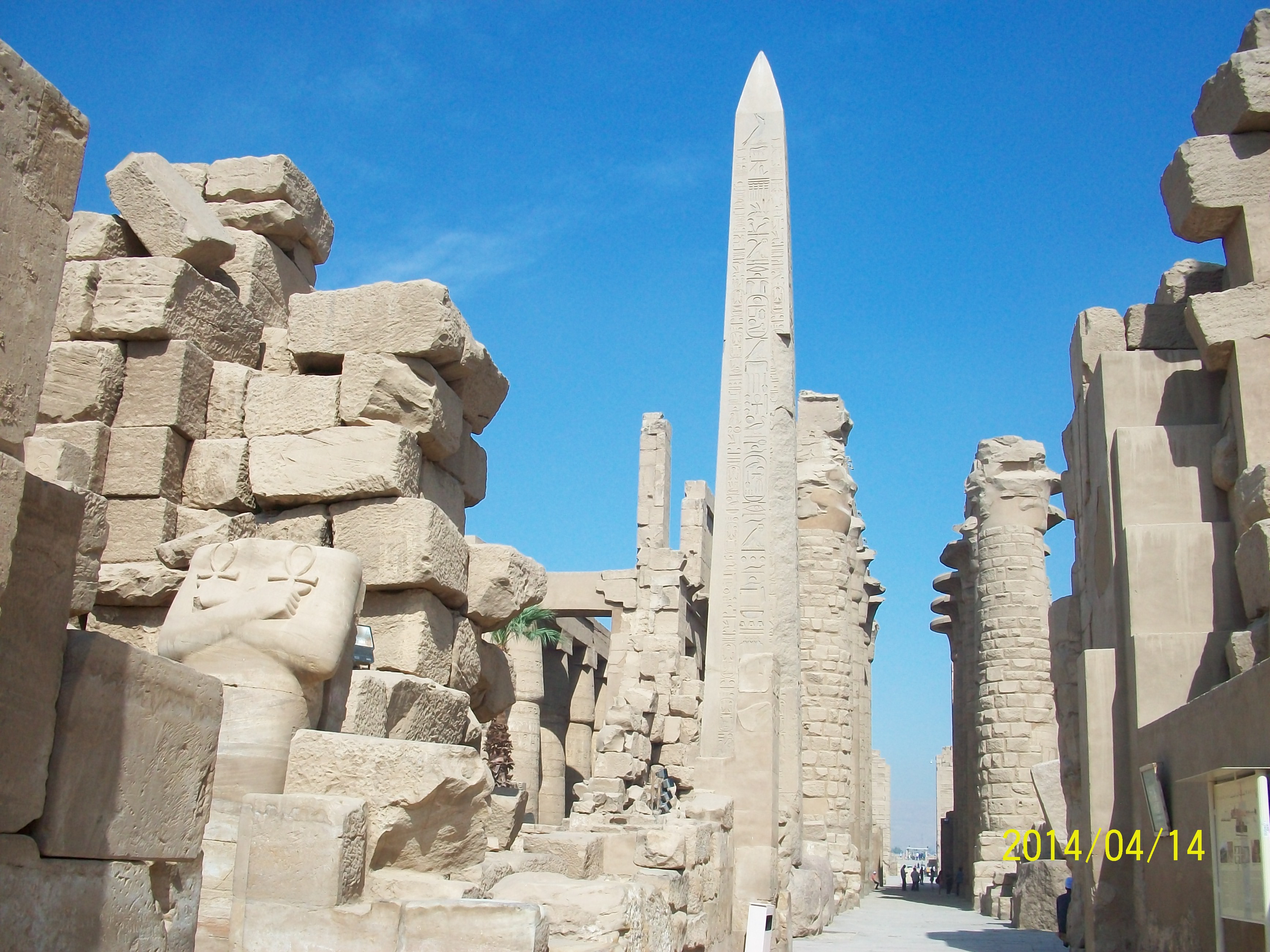 从南往北看,方尖碑,残缺的人像石雕,大柱子 卢克索卡尔奈克神庙