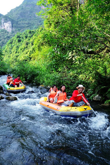 广西古龙山大峡谷漂流游