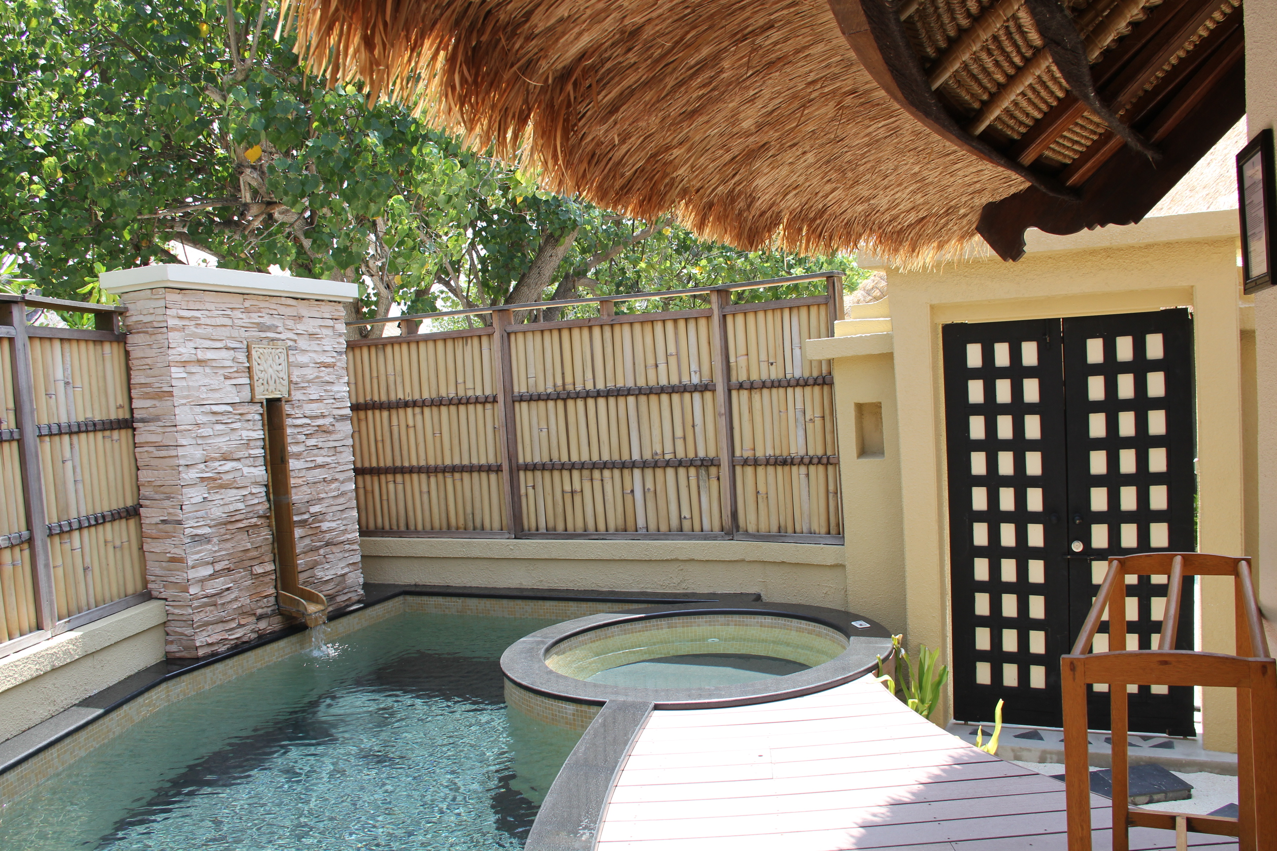 一个泳池,一个按摩池,可以调水温,泡澡看星星,真舒服! willa 内