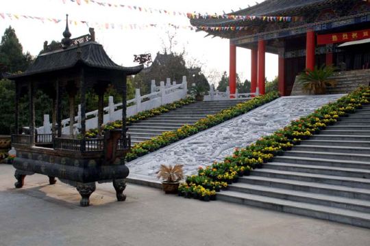 "竹音寺"座西向东,建筑面积6000余平方米.