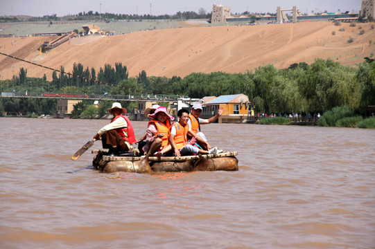 录影设备没能随身携带,有些遗憾……好在羊皮筏子漂流可以留下照片
