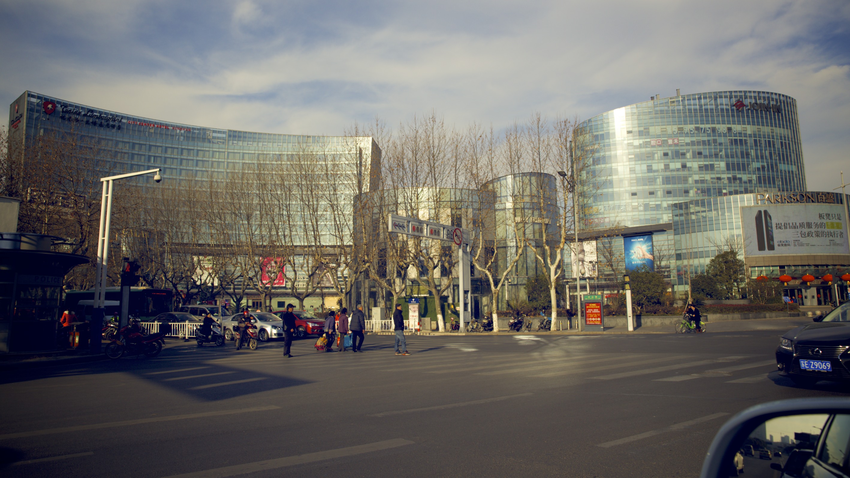 终于见到了魂牵梦绕的兰博基尼酒店,她位于昆山的百盛购物中心 昆山