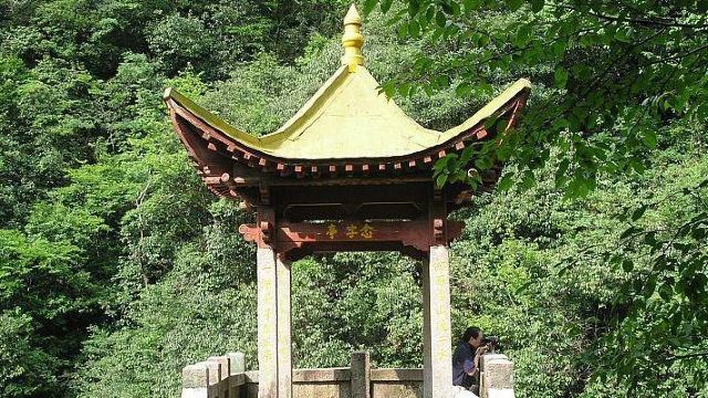 1分 (18条点评) 2 乌龙亭位于黄山松谷庵景区乌龙潭下方巨石上,是一