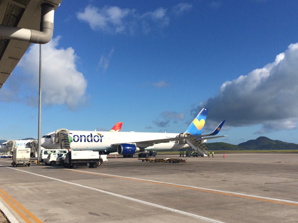 海岛的飞机都这么五颜六色很欢乐吗? 塞舌尔机场