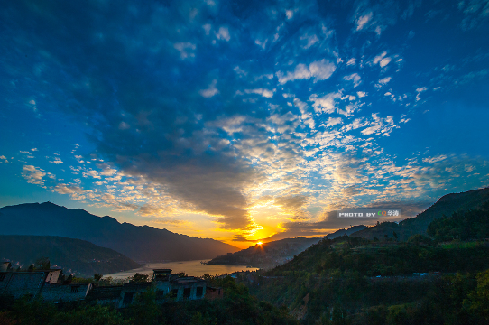 壮美巫山三峡红叶,正是漫山红时.