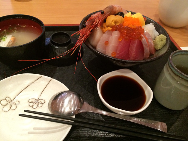 千禧汤是当地人常去的地方,很多老年人都在门口排队买票,不过最后我们