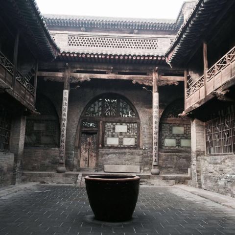 去王家大院的班车只有每天早上八点二十一班,五十每人来回,但是可以做