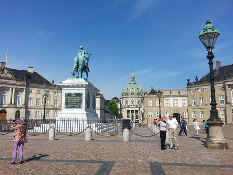 哥本哈根的著名景点还有源自北欧,家喻户晓的神话的神农喷泉,有以丹麦