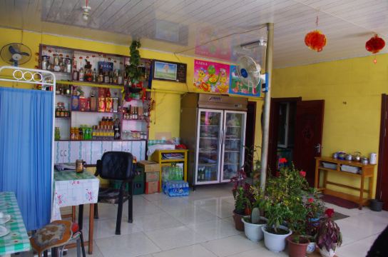 这家小饭店挺干净的,养着好多花,很温馨