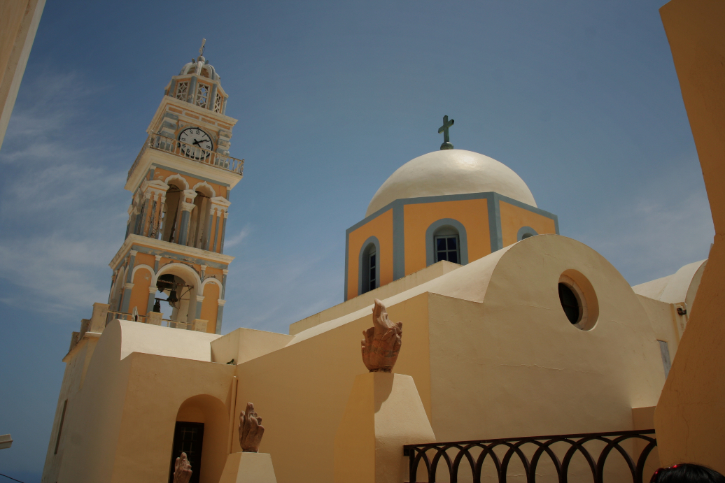 这座钟楼和教堂,基本就是费拉镇的地理中心左右了. 费拉小镇