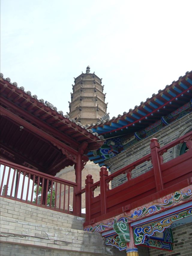 白塔山公园 白塔公园上有个白塔寺,山不算高,但台阶很陡,山上可以俯瞰