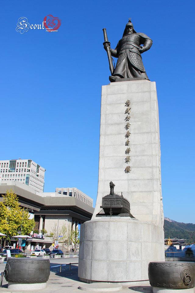 李舜臣将军铜像作为光化门的象征,于1968年光化门重建时修筑的