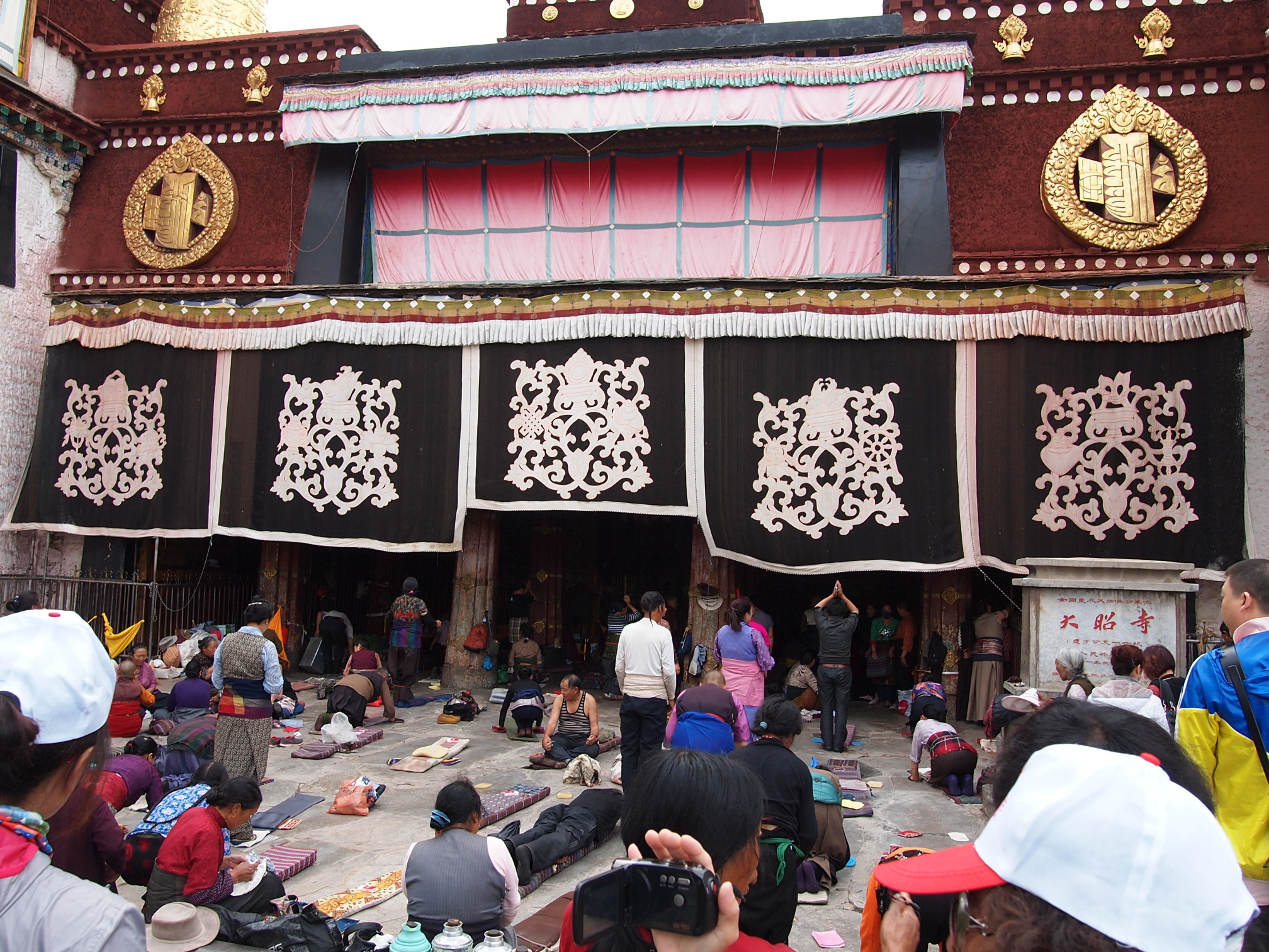 寺内不允许拍摄,这里是大昭寺的正门. 大昭寺