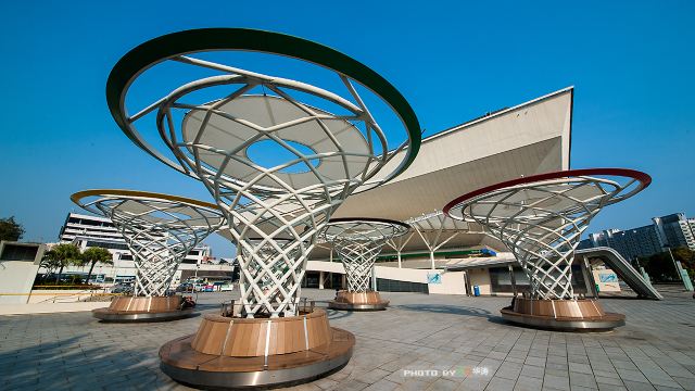 比邻红磡九龙火车站总站,香港人称之为"红馆",是香港最大的室内体育