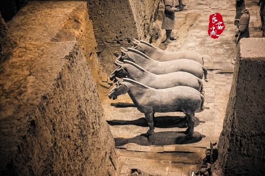 如果说一号坑的发现,是农民打井偶然发现的话,二号兵马俑坑则是考古