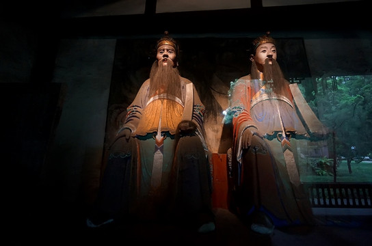 两侧东,西廊房分别塑有蜀汉文臣,武将坐像各十四尊.