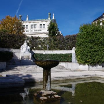 维也纳国民花园东北角的茜茜公主塑像,茜茜公主塑像后面是城堡剧院.