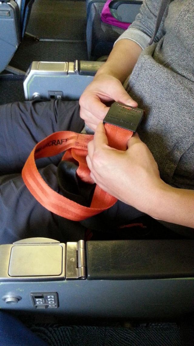 飞机上安全带怎么寄图片