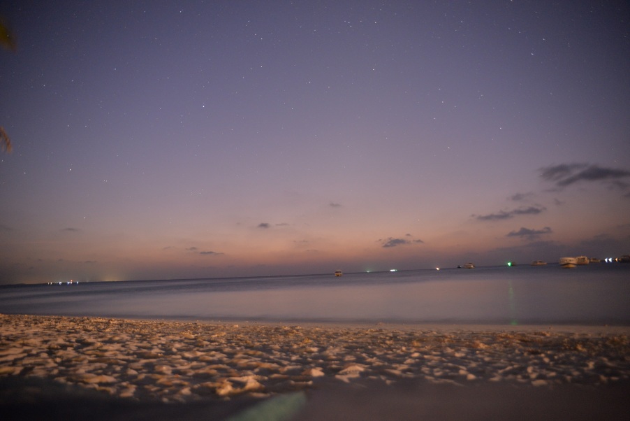 傍晚的海滩,平静的海面,繁星点点 蜜月岛