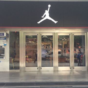 吃完kfc,出门街拍了一张aj店,我太喜欢这个牌子了,太骚情了,嘻嘻,可惜