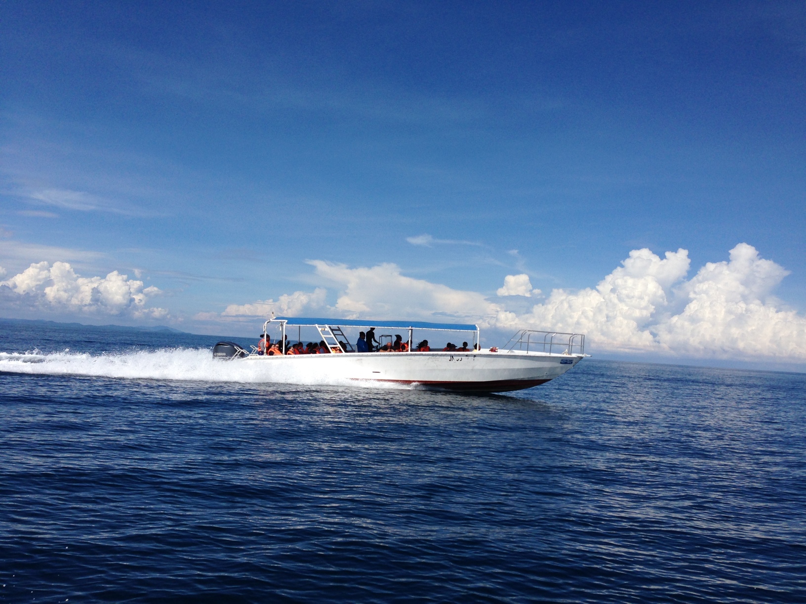 风浪大的时候,一定要坐在快艇的前排,否则在后面会浑身湿透的.