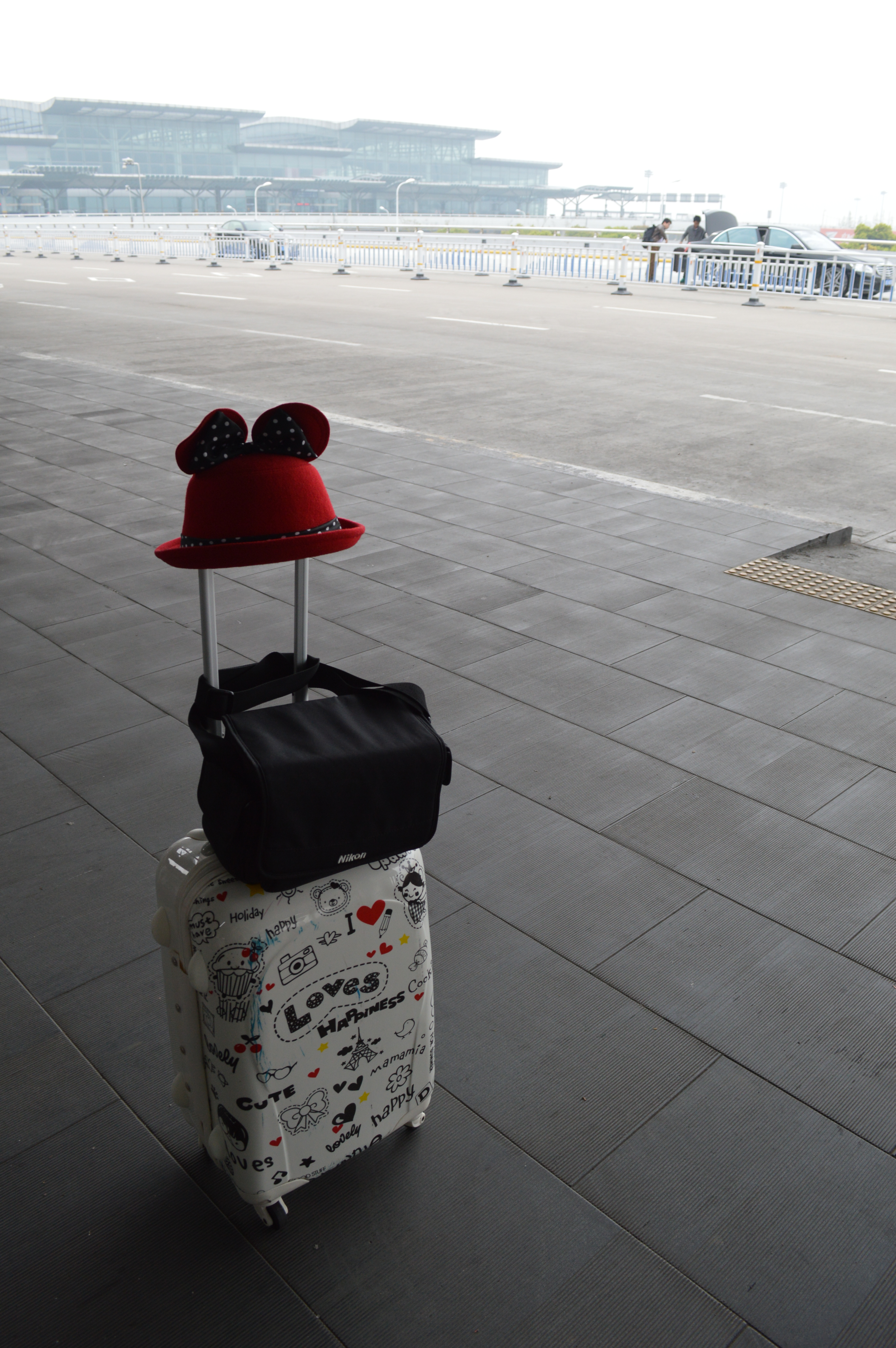 的小行李箱,已经磨的不像样子,好想带它去往世界各地 杭州萧山机场