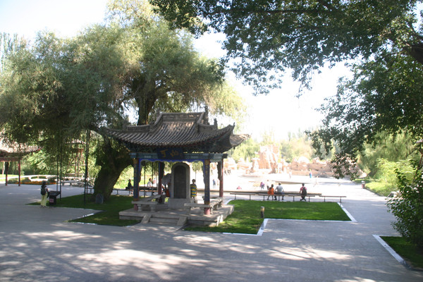 左宗棠与酒泉公园图片