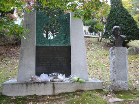 那边,因为60年代汉大学生总是带头反抗时任强权总统朴正熙的独裁统治