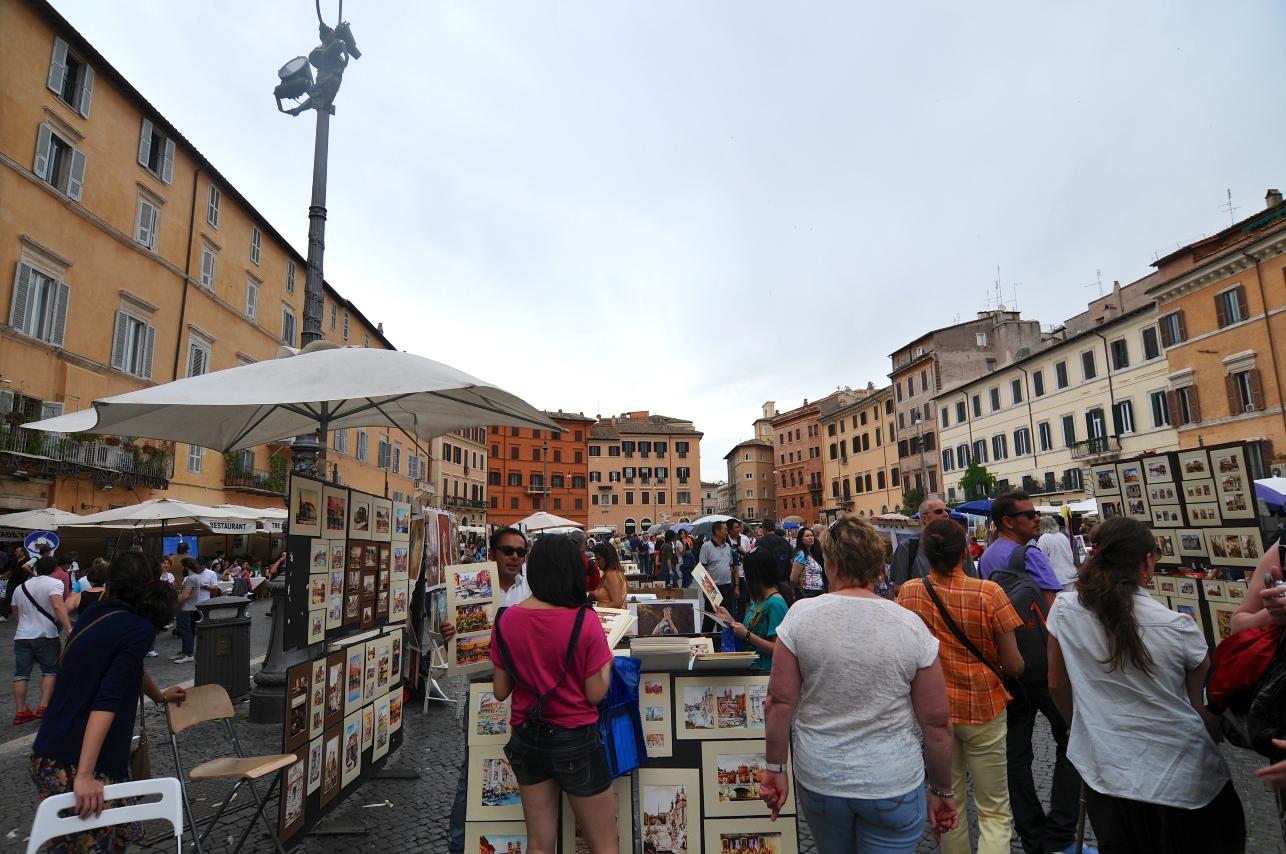 位于罗马的中心,不但游客云集,也是街头艺术家和小商贩的一处宝地,从